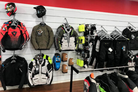 Boutique Revi'it! en la parte del fondo de la izquierda concesionario moto oviedo